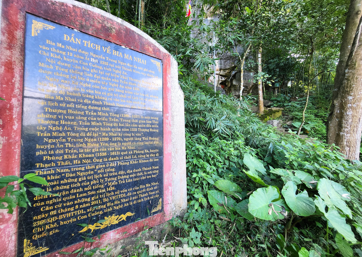 Trên đường vào nơi hang núi khắc tấm bia được đặt một tấm biển dẫn tích về Bia Ma Nhai để du khách thập phương về tham quan có thể tìm hiểu rõ nguồn gốc.