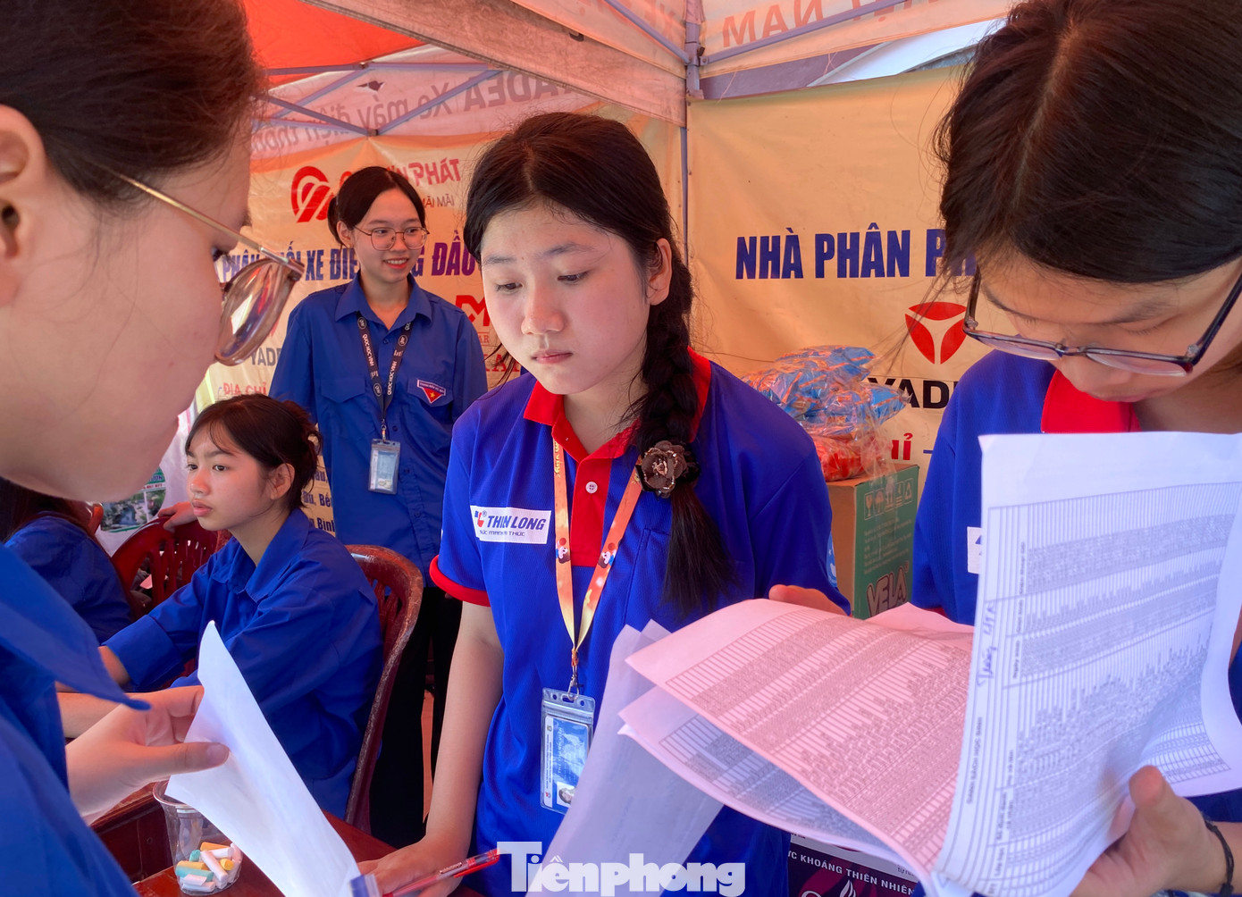 Em Phạm Thị Thục Anh (lớp 11T3, thành viên Đội Thanh niên tình nguyện trường THPT Huỳnh Thúc Kháng) cho biết, năm nay một tổ thanh niên tình nguyện được huy động rà soát những thí sinh chưa có mặt ở phòng thi để hỗ trợ. “Ở trong điểm thi, giám thị sẽ điểm danh tại phòng thi. Nếu phát hiện có thí sinh vắng, thí sinh chưa đến, giám thị sẽ đánh dấu và chuyển danh sách ra cho chúng em. Chúng em sẽ rà theo danh sách và gọi cho phụ huynh để hỏi nguyên nhân và lý do. Nếu có thí sinh ngủ quên, quên giờ hoặc chưa đến, chúng em sẽ gọi nhắc nhở để người nhà đưa thí sinh đến điểm thi. Trường hợp khẩn cấp, chúng em sẽ cử thanh niên tình nguyện đến tận nhà đón thí sinh đi thi”, Phạm Thị Thục Anh nói. Em Phạm Thị Thục Anh (lớp 11T3, thành viên Đội Thanh niên tình nguyện trường THPT Huỳnh Thúc Kháng) cho biết, năm nay một tổ thanh niên tình nguyện được huy động rà soát những thí sinh chưa có mặt ở phòng thi để hỗ trợ. “Ở trong điểm thi, giám thị sẽ điểm danh tại phòng thi. Nếu phát hiện có thí sinh vắng, thí sinh chưa đến, giám thị sẽ đánh dấu và chuyển danh sách ra cho chúng em. Chúng em sẽ rà theo danh sách và gọi cho phụ huynh để hỏi nguyên nhân và lý do. Nếu có thí sinh ngủ quên, quên giờ hoặc chưa đến, chúng em sẽ gọi nhắc nhở để người nhà đưa thí sinh đến điểm thi. Trường hợp khẩn cấp, chúng em sẽ cử thanh niên tình nguyện đến tận nhà đón thí sinh đi thi”, Phạm Thị Thục Anh nói.