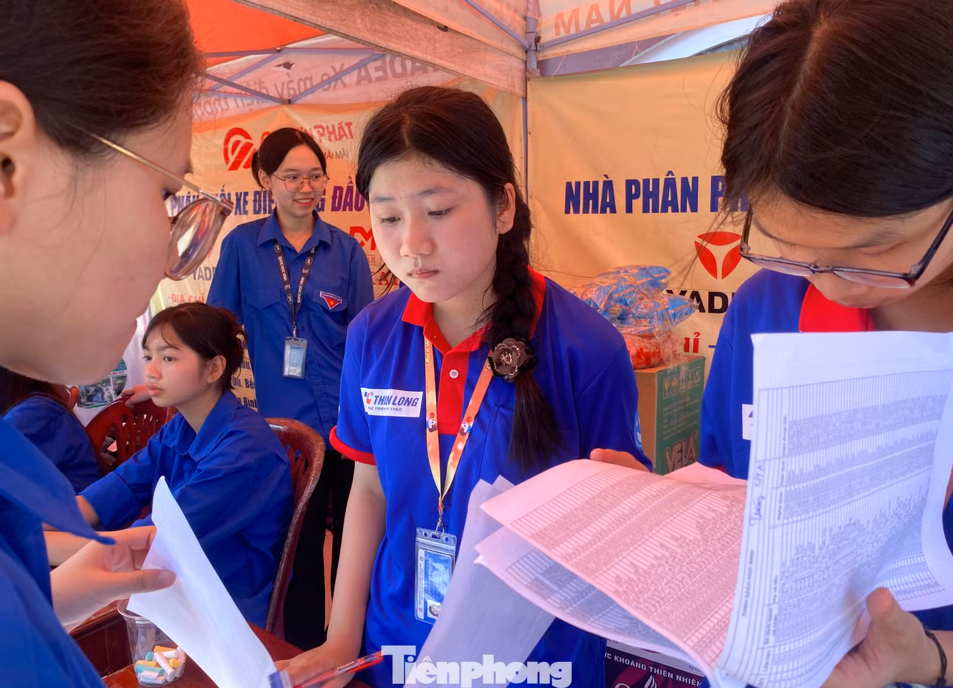 Em Phạm Thị Thục Anh (lớp 11T3, thành viên Đội Thanh niên tình nguyện trường THPT Huỳnh Thúc Kháng) cho biết, năm nay một tổ thanh niên tình nguyện được huy động rà soát những thí sinh chưa có mặt ở phòng thi để hỗ trợ. “Ở trong điểm thi, giám thị sẽ điểm danh tại phòng thi. Nếu phát hiện có thí sinh vắng, thí sinh chưa đến, giám thị sẽ đánh dấu và chuyển danh sách ra cho chúng em. Chúng em sẽ rà theo danh sách và gọi cho phụ huynh để hỏi nguyên nhân và lý do. Nếu có thí sinh ngủ quên, quên giờ hoặc chưa đến, chúng em sẽ gọi nhắc nhở để người nhà đưa thí sinh đến điểm thi. Trường hợp khẩn cấp, chúng em sẽ cử thanh niên tình nguyện đến tận nhà đón thí sinh đi thi”, Phạm Thị Thục Anh nói. Em Phạm Thị Thục Anh (lớp 11T3, thành viên Đội Thanh niên tình nguyện trường THPT Huỳnh Thúc Kháng) cho biết, năm nay một tổ thanh niên tình nguyện được huy động rà soát những thí sinh chưa có mặt ở phòng thi để hỗ trợ. “Ở trong điểm thi, giám thị sẽ điểm danh tại phòng thi. Nếu phát hiện có thí sinh vắng, thí sinh chưa đến, giám thị sẽ đánh dấu và chuyển danh sách ra cho chúng em. Chúng em sẽ rà theo danh sách và gọi cho phụ huynh để hỏi nguyên nhân và lý do. Nếu có thí sinh ngủ quên, quên giờ hoặc chưa đến, chúng em sẽ gọi nhắc nhở để người nhà đưa thí sinh đến điểm thi. Trường hợp khẩn cấp, chúng em sẽ cử thanh niên tình nguyện đến tận nhà đón thí sinh đi thi”, Phạm Thị Thục Anh nói.