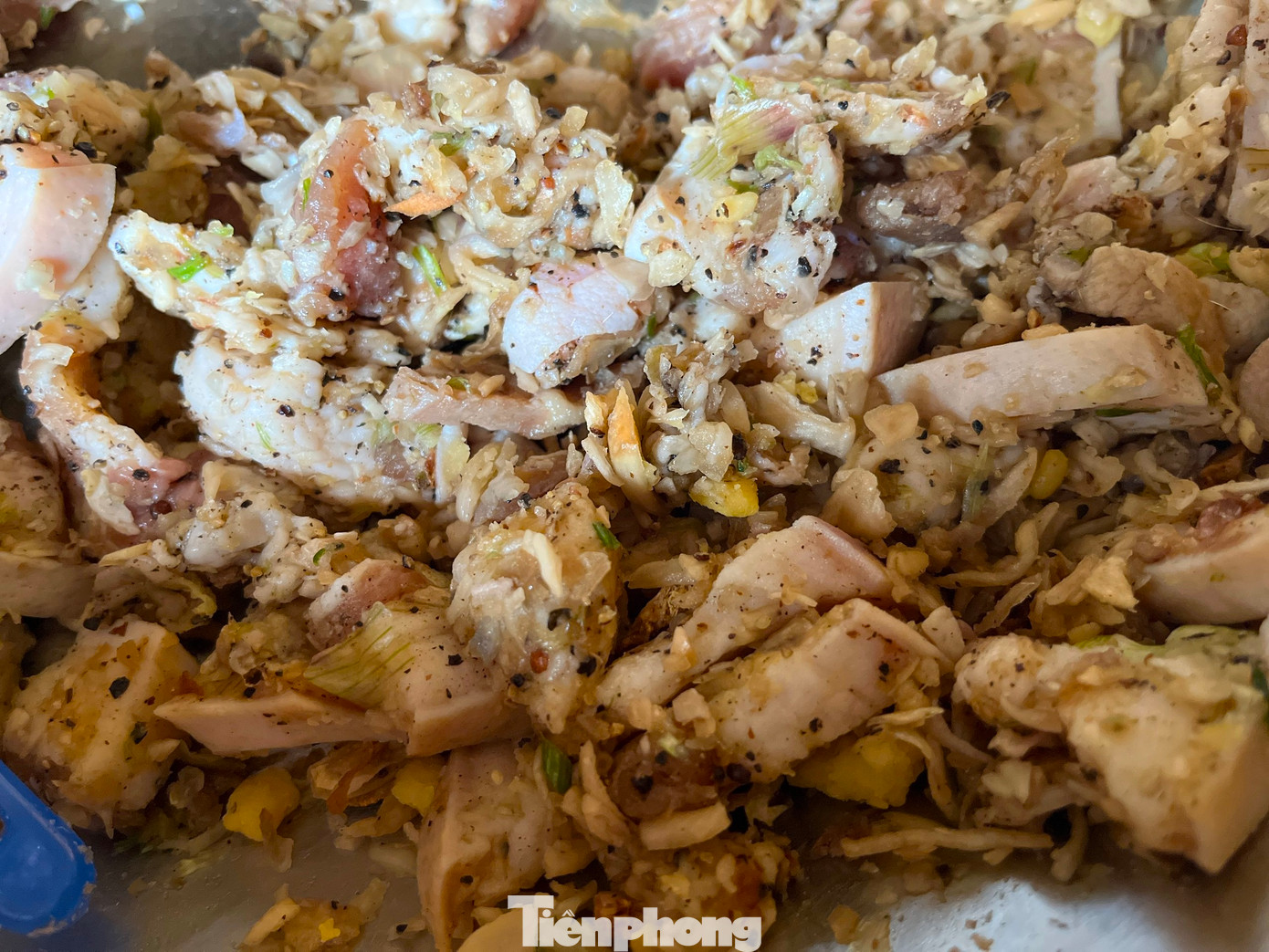 Nhân bánh chưng bao gồm thịt lợn ba chỉ, hành tăm, hành củ, đậu xanh. Mỗi gia đình đều có bí quyết làm bánh riêng nhưng đa số đều ướp thật kỹ thịt bằng các gia vị trước khi đưa đi gói bánh để tạo nên vị ngon, đậm đà và thơm.