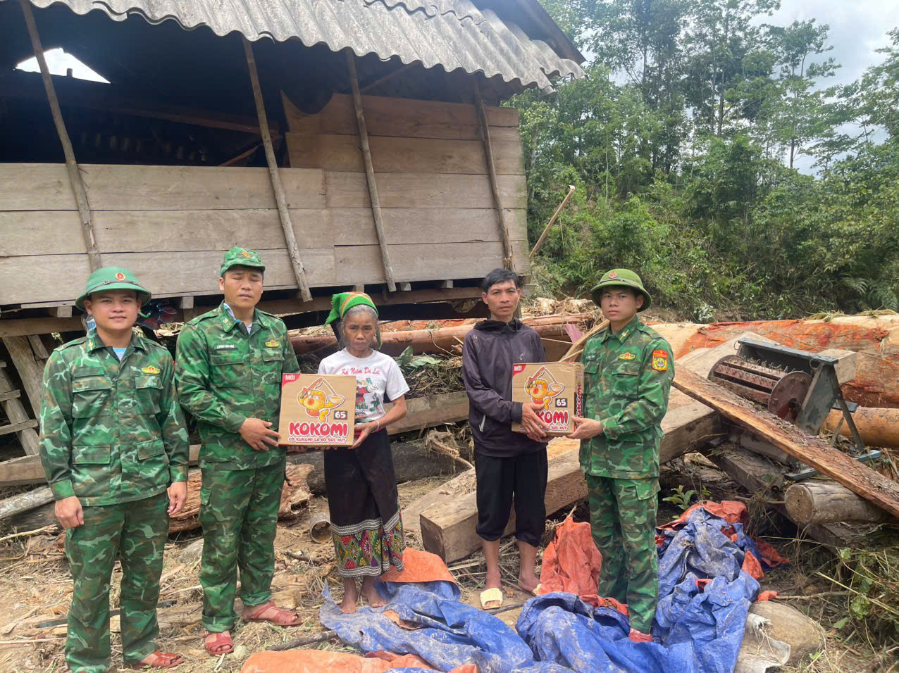 Đồn Biên phòng Hạnh Dịch phối hợp địa phương giúp nhân dân bản Long Thắng (xã Hạnh Dịch) khắc phục hậu quả trận lũ quét đêm 28/5.