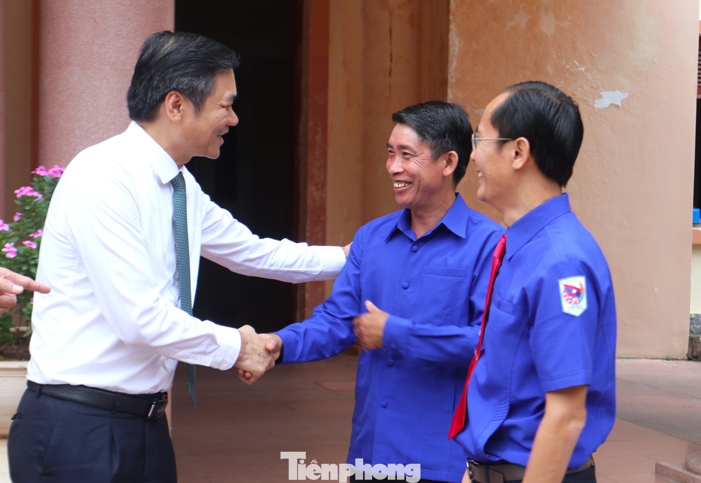 Phó Bí thư Tỉnh ủy Nghệ An bắt tay chào các đại biểu. Ảnh: Phú Hưng Phó Bí thư Tỉnh ủy Nghệ An bắt tay chào các đại biểu. Ảnh: Phú Hưng