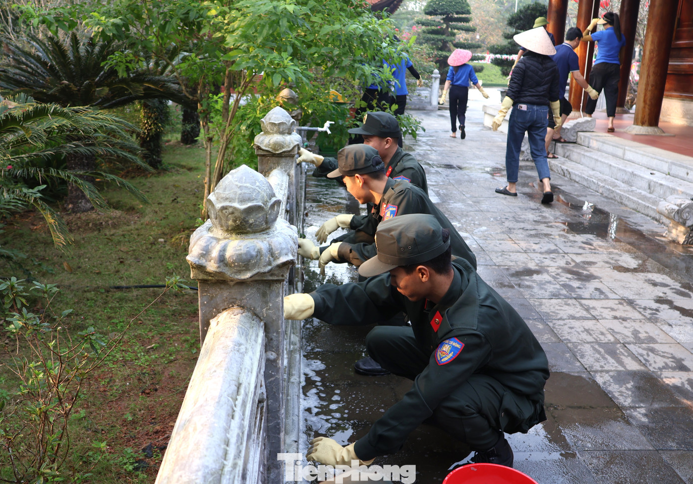 Cẩn thận lau chùi những hạng mục, công trình tại Khu Di tích Kim Liên.