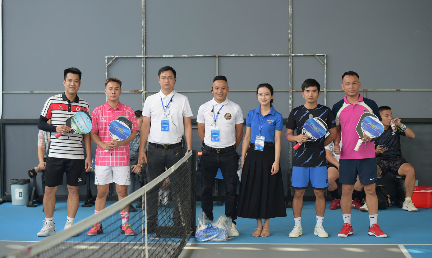 Các vận động viên chụp hình trước khi bước vào trận thi đấu. Các vận động viên chụp hình trước khi bước vào trận thi đấu.