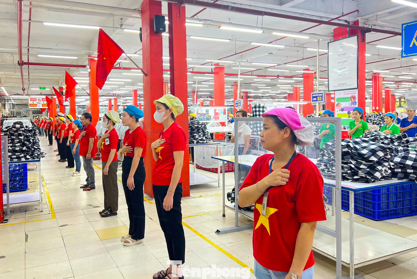 Trước khi vào làm việc, các công nhân ở nhiều công ty trang nghiêm thực hiện nghi thức chào cờ.