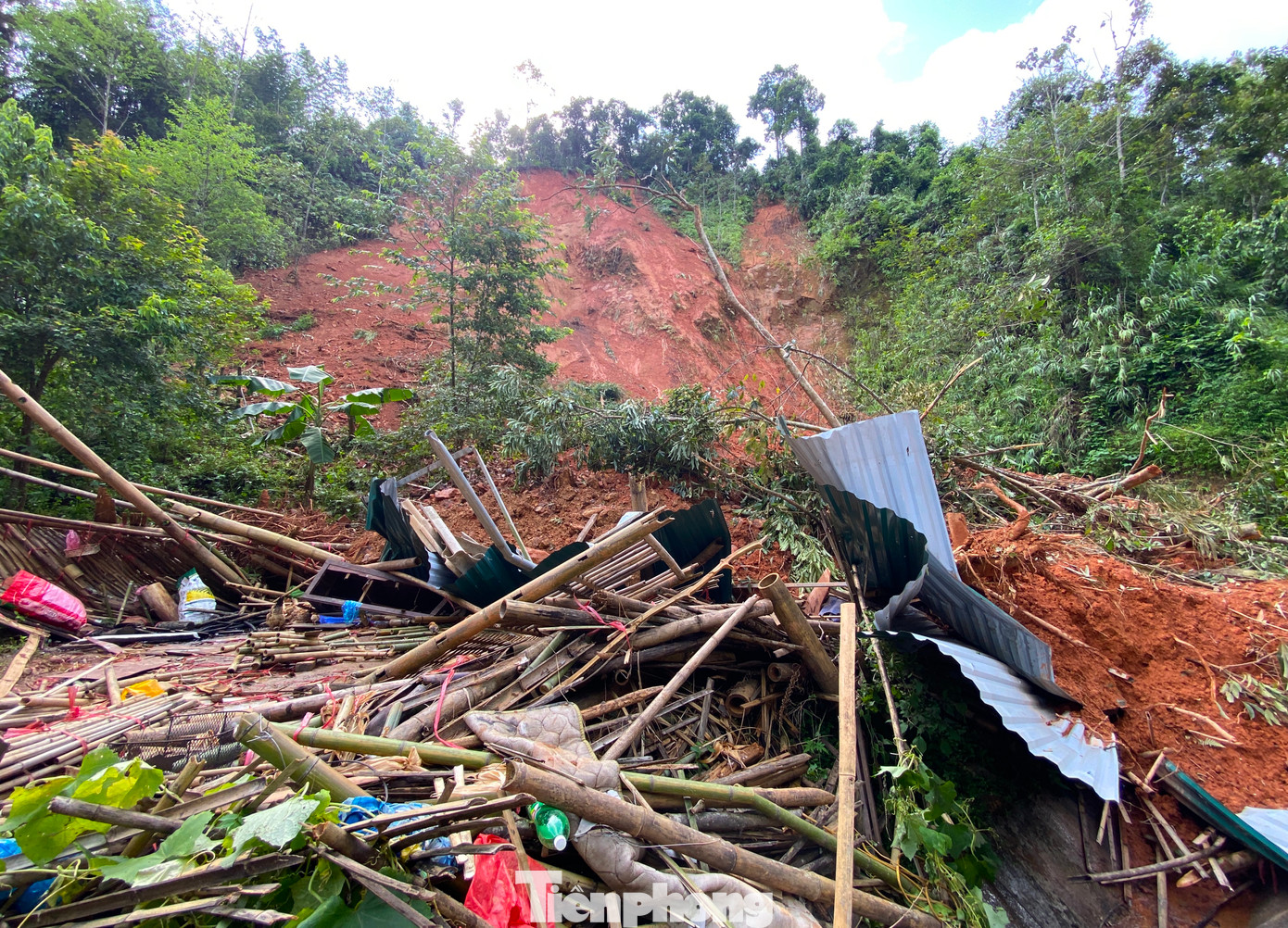 Theo báo cáo của huyện Nguyên Bình, từ ngày 8 đến ngày 11/9, huyện này có khoảng 23 hộ dân bị thiệt hại hoàn toàn, 79 hộ bị thiệt hại một phần; 144 hộ phải sơ tán khẩn cấp với 448 người. Trong ảnh, một căn nhà ở huyện Nguyên Bình bị đất đá trên núi sạt lở đè sập.