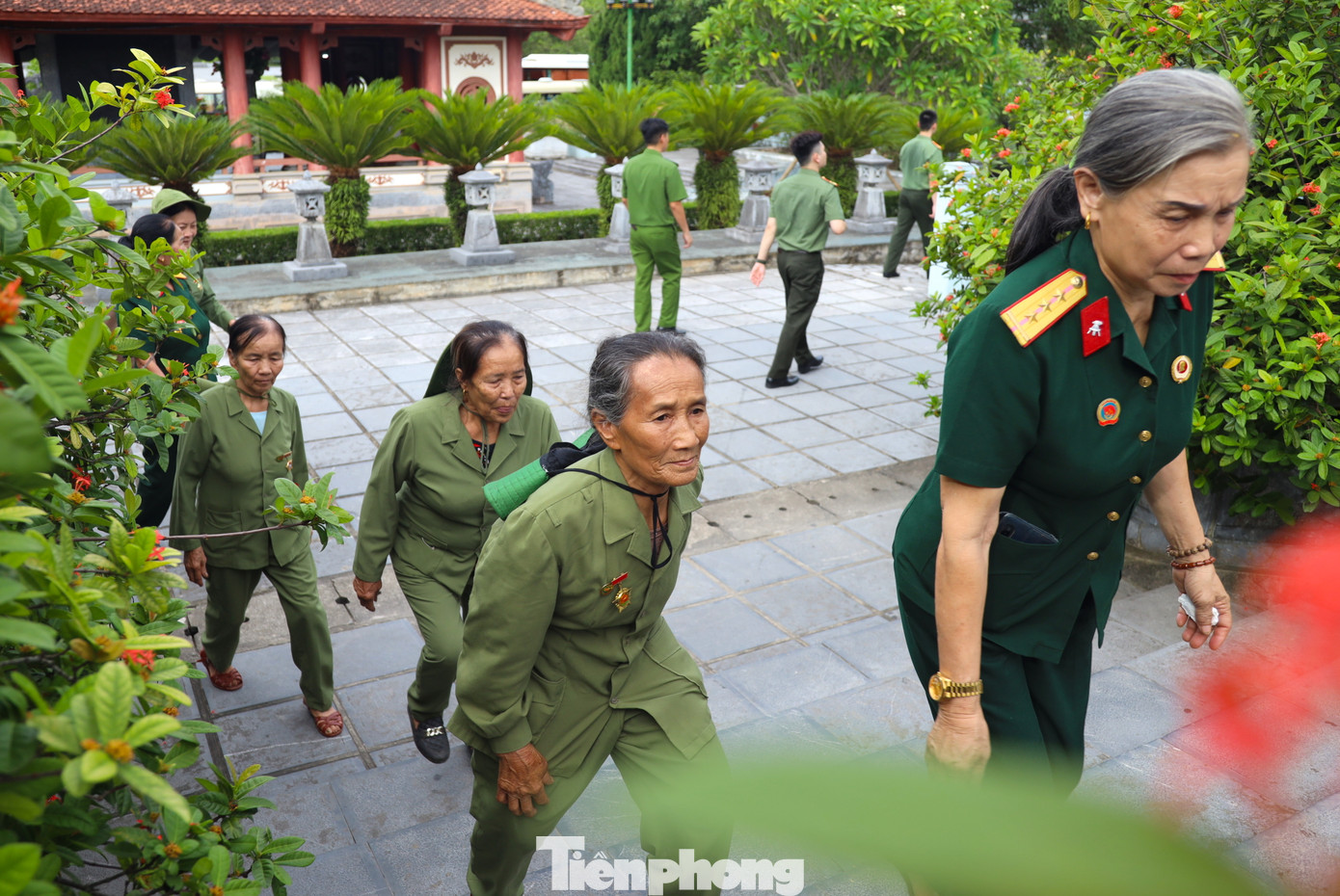 Trong dòng người về với Truông Bồn hôm nay có những người là thân nhân liệt sỹ, các lực lượng bộ đội, công an, các cụ già lớn tuổi hay những em học sinh, sinh viên. Cũng có những người là thương, bệnh binh, cựu thanh niên xung phong về đây để tưởng nhớ đồng đội mình.
