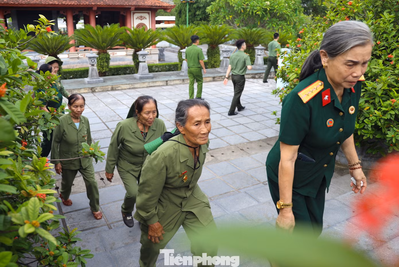 Trong dòng người về với Truông Bồn hôm nay có những người là thân nhân liệt sỹ, các lực lượng bộ đội, công an, các cụ già lớn tuổi hay những em học sinh, sinh viên. Cũng có những người là thương, bệnh binh, cựu thanh niên xung phong về đây để tưởng nhớ đồng đội mình. Trong dòng người về với Truông Bồn hôm nay có những người là thân nhân liệt sỹ, các lực lượng bộ đội, công an, các cụ già lớn tuổi hay những em học sinh, sinh viên. Cũng có những người là thương, bệnh binh, cựu thanh niên xung phong về đây để tưởng nhớ đồng đội mình.