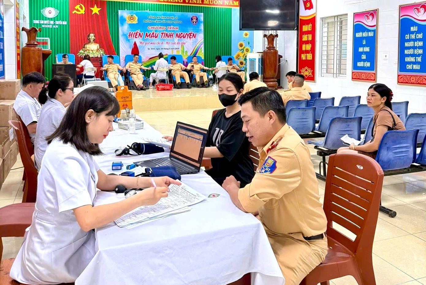 Trung tâm Huyết học và Truyền máu tỉnh Nghệ An là nơi cung cấp máu và các chế phẩm máu cho 48 cơ sở y tế tại tỉnh Nghệ An. Gần 1 tháng qua, Trung tâm Huyết học - Truyền máu tỉnh Nghệ An đang báo động tình trạng thiếu máu trầm trọng.