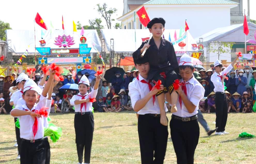 Trong các chương trình, hội diễn, các em thiếu nhi đã lồng ghép các hoạt cảnh về sự hy sinh anh dũng của các anh hùng liệt sĩ như: Anh Kim Đồng, chị Võ Thị Sáu, anh Bế Văn Đàn,…