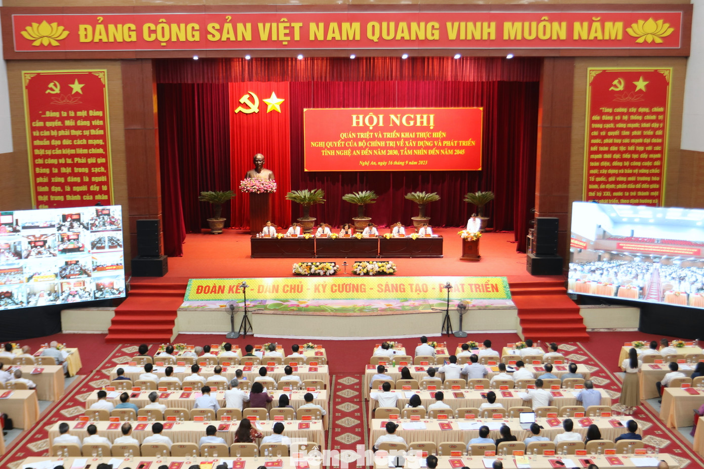 Toàn cảnh Hội nghị. Toàn cảnh Hội nghị.