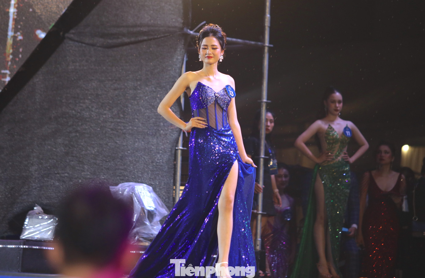 Các thí sinh lộng lẫy trong phần thi trang phục dạ hội.
