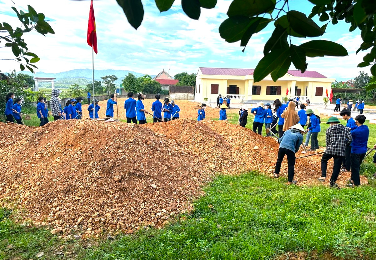Hàng chục đoàn viên thanh niên huyện Nghi Lộc cùng san lấp mặt bằng tại các nhà văn hóa.