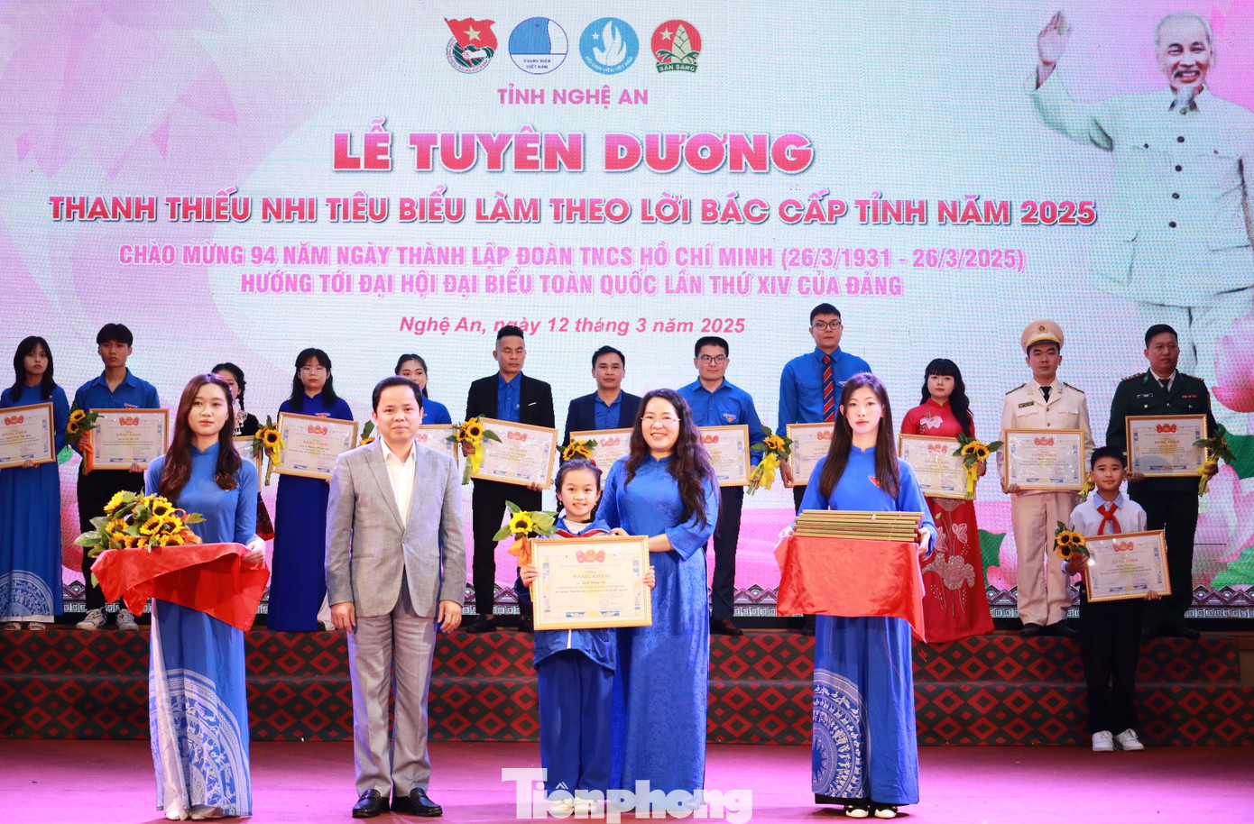 Tại chương trình, ban tổ chức đã tuyên dương 52 thanh thiếu nhi tiêu biểu làm theo lời Bác. Tại chương trình, ban tổ chức đã tuyên dương 52 thanh thiếu nhi tiêu biểu làm theo lời Bác.