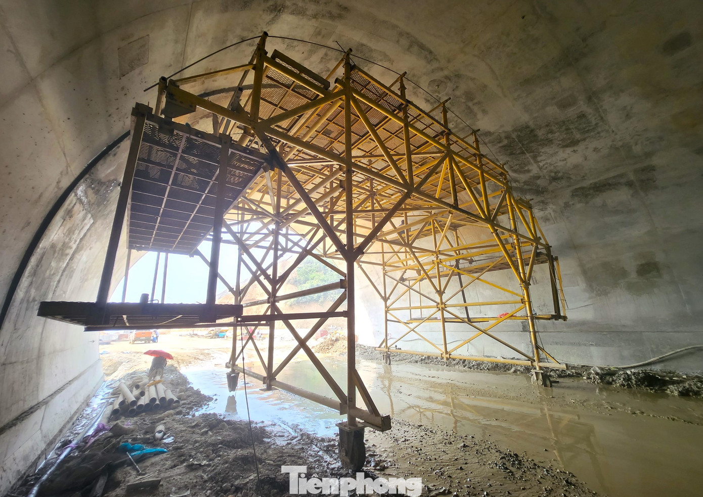 Công nhân đang cật lực làm việc để hoàn thiện những hạng mục ở phía Nam hầm Thần Vũ. Công nhân đang cật lực làm việc để hoàn thiện những hạng mục ở phía Nam hầm Thần Vũ.