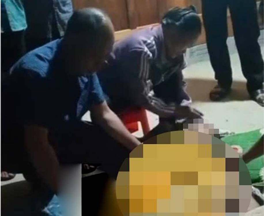 Người thân làm thủ tục mai táng nạn nhân Xồng Bá Ch. Người thân làm thủ tục mai táng nạn nhân Xồng Bá Ch.