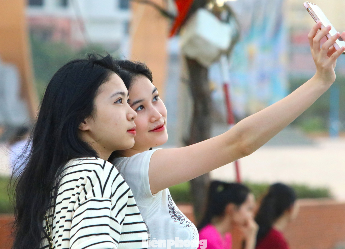 Ngoài tắm biển, nhiều cô gái về với biển chỉ để chụp hình checkin.