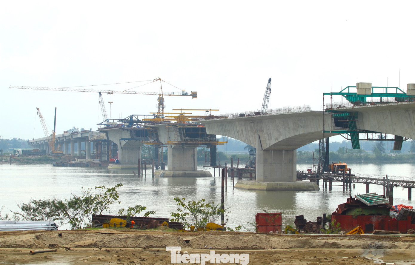 Những ngày giữa tháng 12, trên công trường cầu Hưng Đức có hàng trăm công nhân thi công với nhiều máy móc, thiết bị hiện đại. Nhiều cẩu tháp, cầu sà lan lớn nhỏ nhộn nhịp vận chuyển vật liệu, thiết bị lên xuống để công nhân thi công cầu. Những ngày giữa tháng 12, trên công trường cầu Hưng Đức có hàng trăm công nhân thi công với nhiều máy móc, thiết bị hiện đại. Nhiều cẩu tháp, cầu sà lan lớn nhỏ nhộn nhịp vận chuyển vật liệu, thiết bị lên xuống để công nhân thi công cầu.