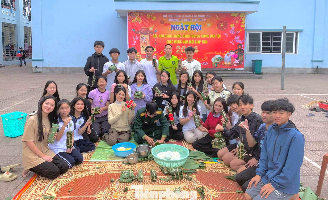 Đặc biệt trong đó là ngày hội thi gói, nấu bánh chưng, bánh truyền thống dân tộc của các em học sinh trong trường.