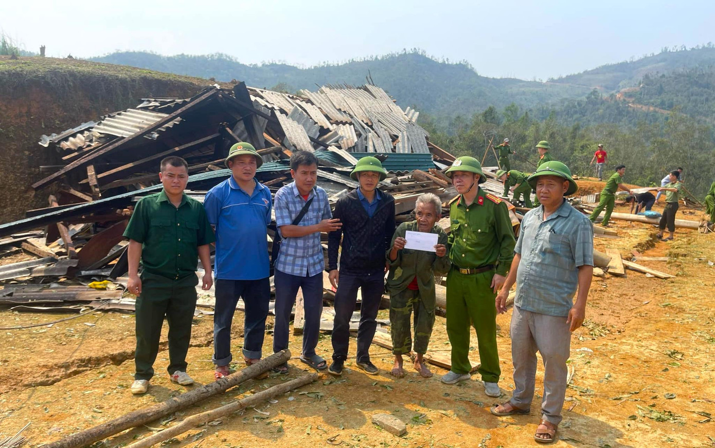 Ngay sau khi trận mưa đá, lốc xoáy kết thúc, chính quyền địa phương, Công an huyện Kỳ Sơn đã có mặt tại hiện trường động viên, trao quà hỗ trợ người dân sau mất mát lớn. Ngay sau khi trận mưa đá, lốc xoáy kết thúc, chính quyền địa phương, Công an huyện Kỳ Sơn đã có mặt tại hiện trường động viên, trao quà hỗ trợ người dân sau mất mát lớn.