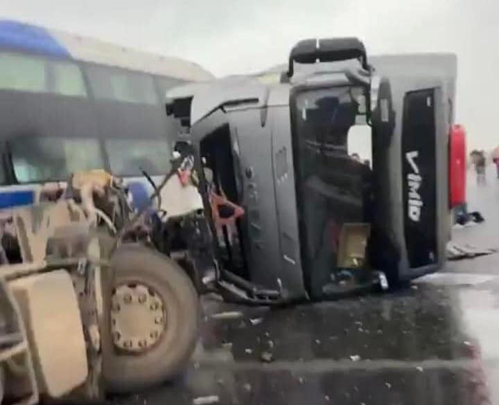 Đầu chiếc xe kéo bị hư hỏng, rụng xuống đường sau tai nạn.