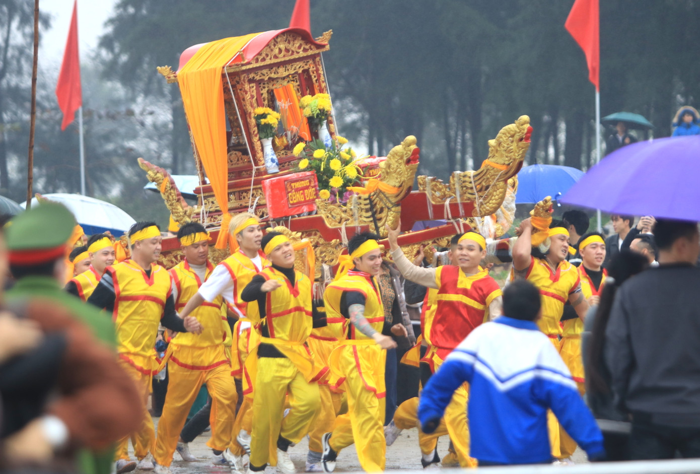 Quá trình rước, các đoàn khi thì chạy thật nhanh ra bờ biển, khi thì tung kiệu lên không trung trong tiếng chiêng trống và hò reo của du khách xung quanh. Quá trình rước, các đoàn khi thì chạy thật nhanh ra bờ biển, khi thì tung kiệu lên không trung trong tiếng chiêng trống và hò reo của du khách xung quanh.
