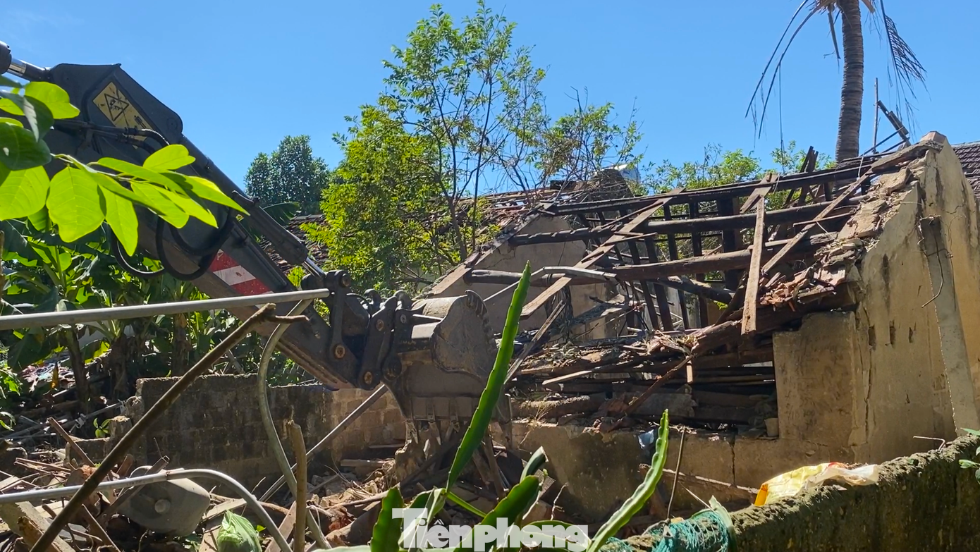 Công trình phụ, chăn nuôi phía sau của căn nhà cũng bị vụ nổ làm hư hỏng, đổ sập. Công trình phụ, chăn nuôi phía sau của căn nhà cũng bị vụ nổ làm hư hỏng, đổ sập.