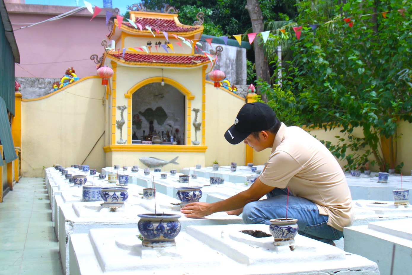 Ngôi đền đã trở thành điểm đến linh thiêng không chỉ ngư dân địa phương mà còn là nơi du khách thập phương đến thắp hương mỗi khi về với vùng đất Cửa Hội. Ngôi đền đã trở thành điểm đến linh thiêng không chỉ ngư dân địa phương mà còn là nơi du khách thập phương đến thắp hương mỗi khi về với vùng đất Cửa Hội.