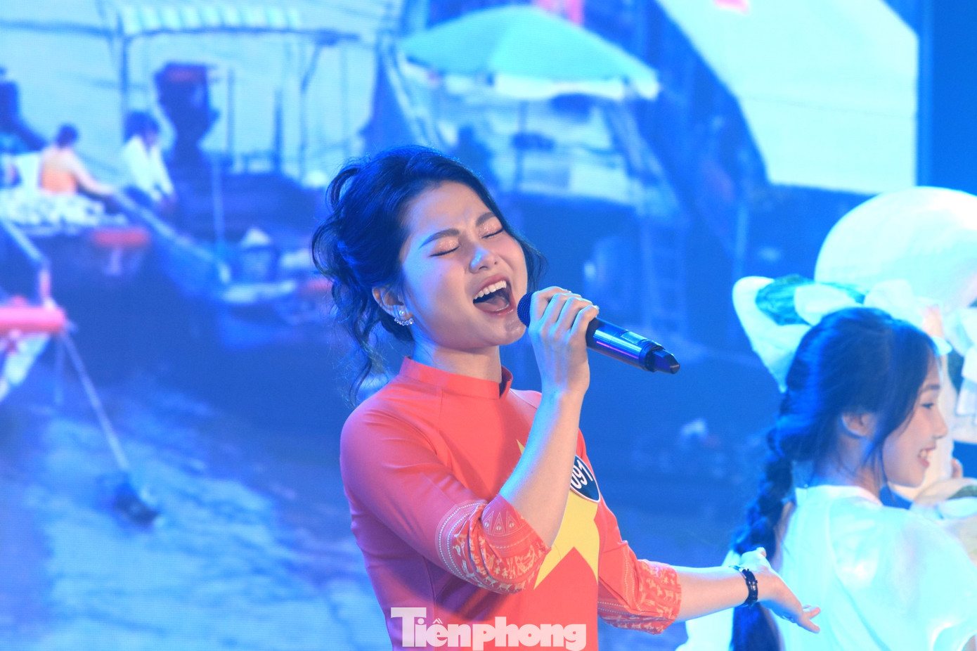 Thí sinh Lê Thị Hà (SN 1994) "cháy" hết mình với ca khúc "Một vòng Việt Nam".