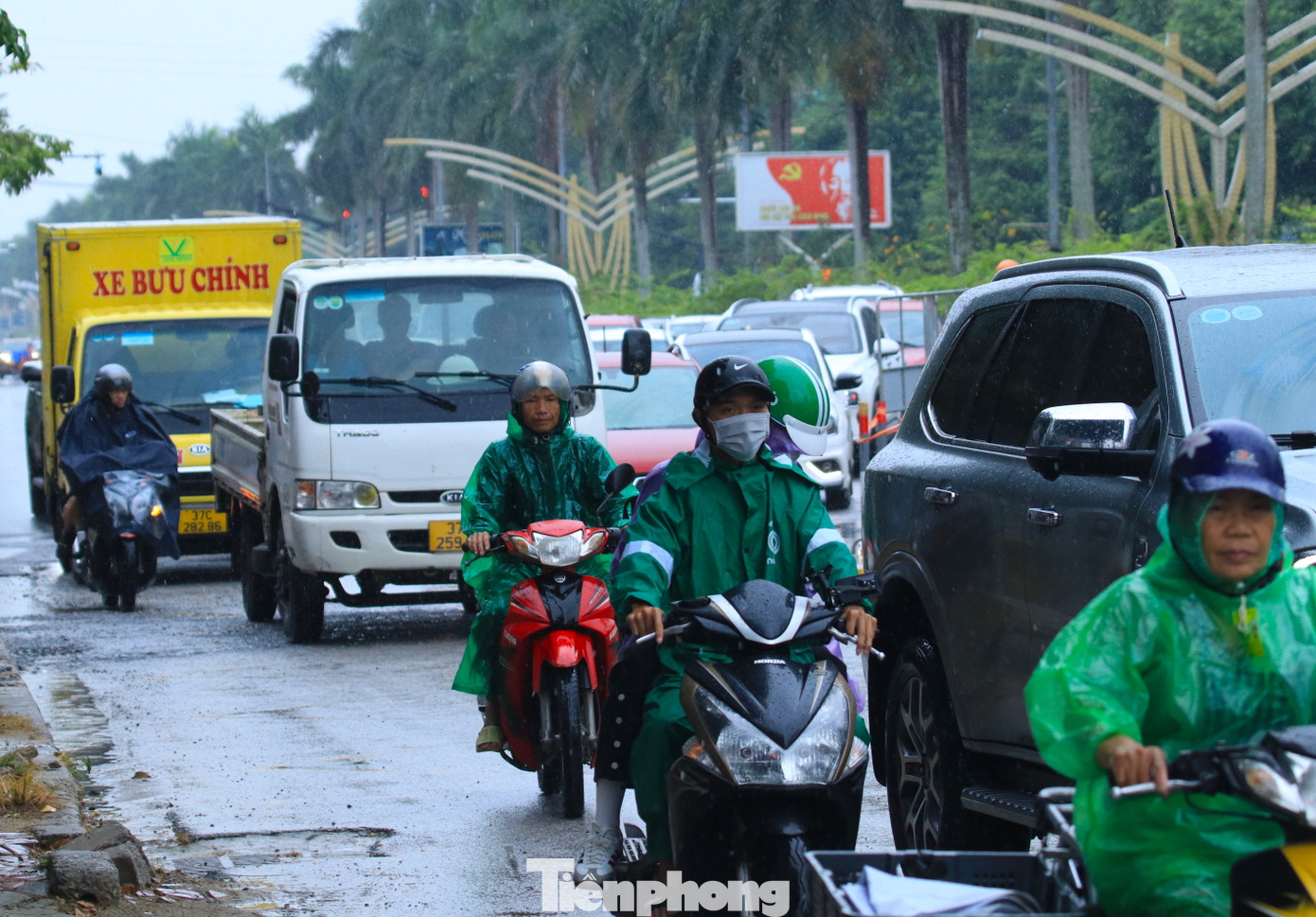 Đặc biệt, tuyến đại lộ Lê Nin có lượng phương tiện tham gia giao thông rất lớn nên việc thi công không khoa học đã khiến người dân bức xúc suốt thời gian dài vừa qua.