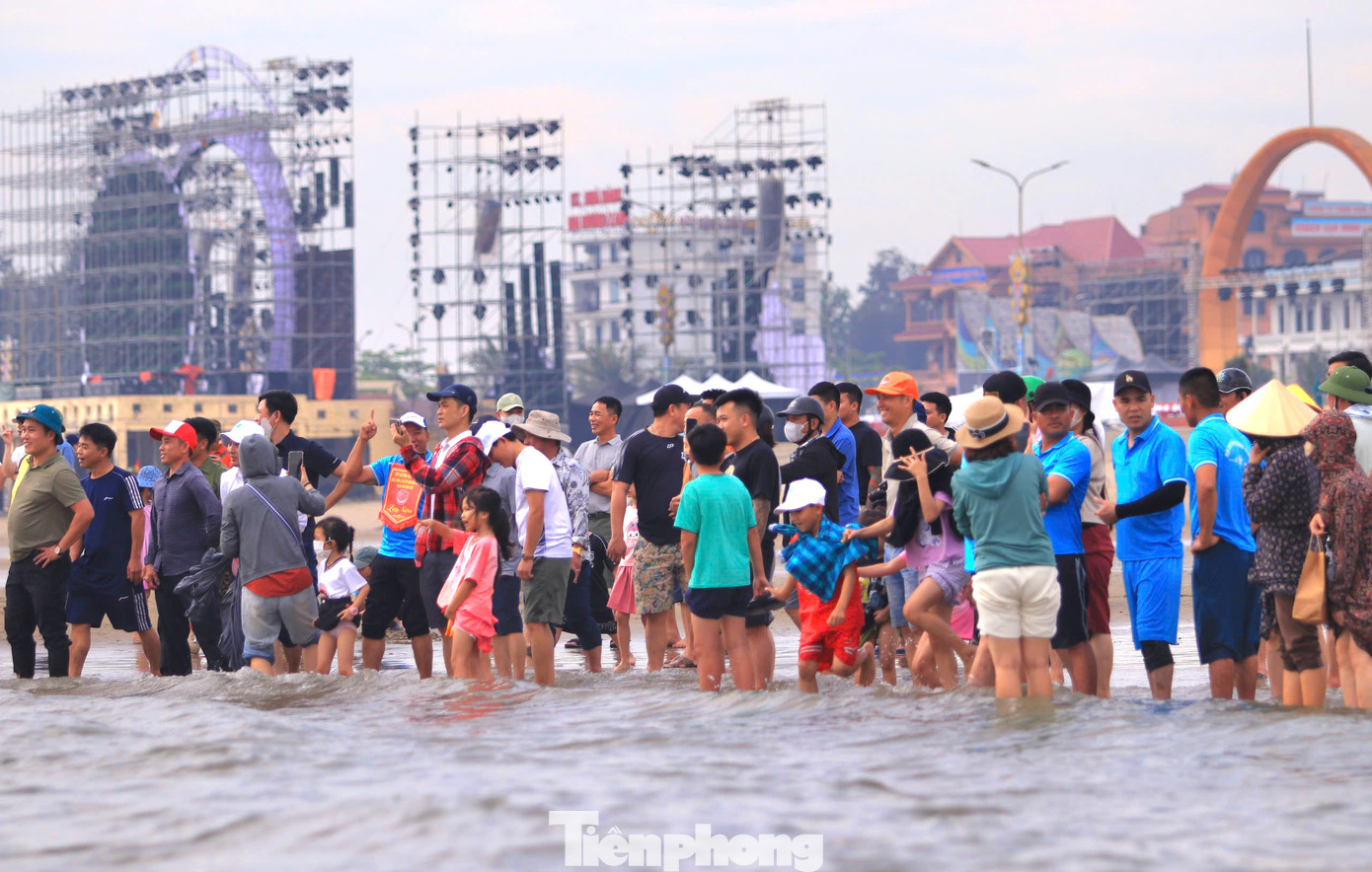 Trước khi diễn ra cuộc đua, cả nghìn người dân địa phương đã tập trung ra bờ biển để theo dõi và cổ vũ.