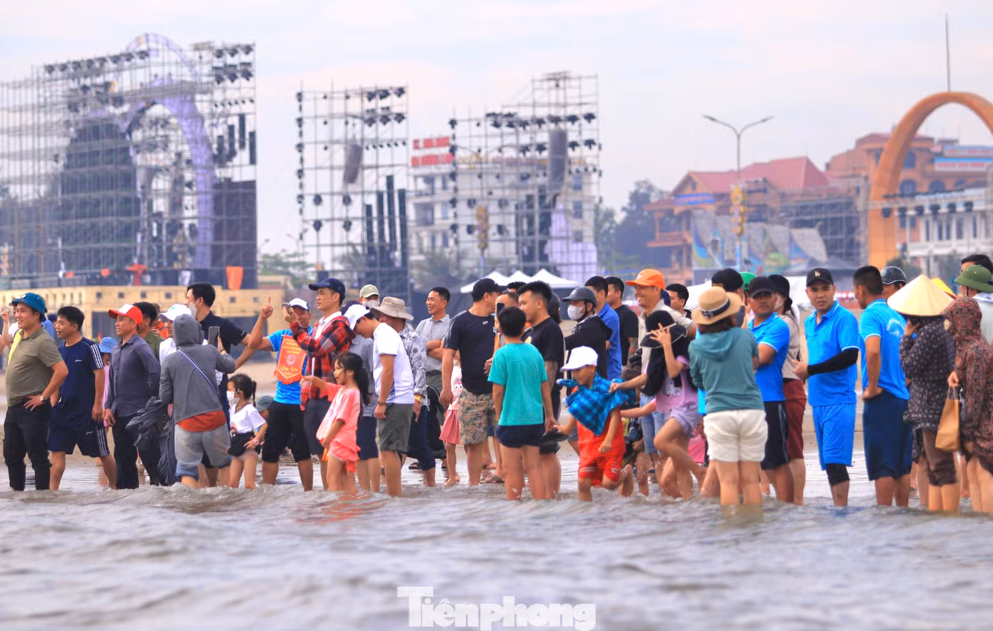 Trước khi diễn ra cuộc đua, cả nghìn người dân địa phương đã tập trung ra bờ biển để theo dõi và cổ vũ. Trước khi diễn ra cuộc đua, cả nghìn người dân địa phương đã tập trung ra bờ biển để theo dõi và cổ vũ.