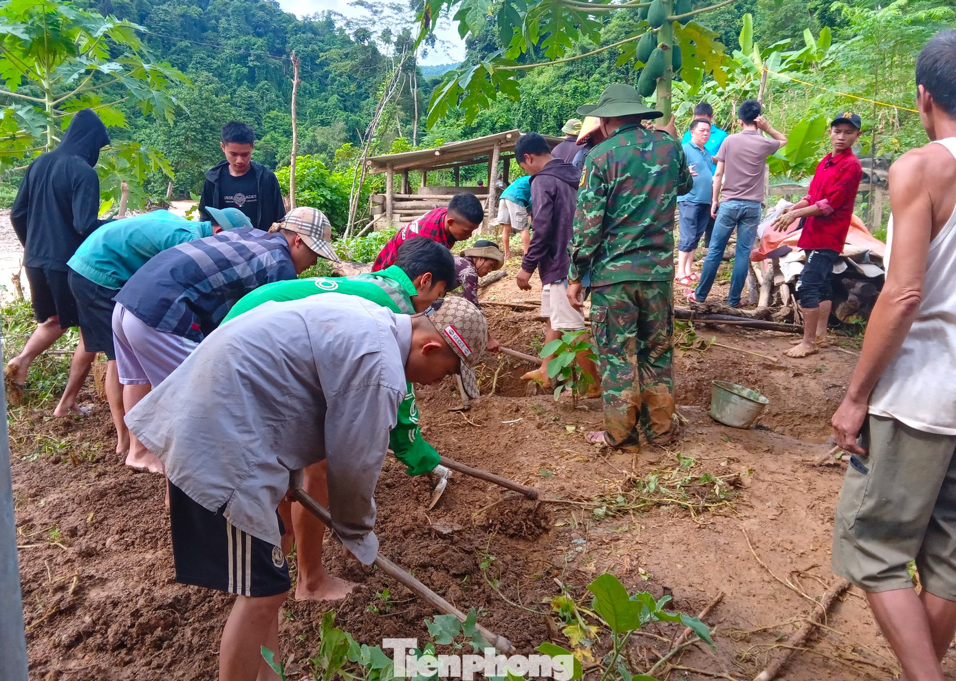 Để có đường đi lại, những ngày qua cơ quan chức năng đã huy động cán bộ cùng người dân làm một con đường tạm. Con đường mới mở phải đi nhờ qua thềm một hộ dân ở xã Chiêu Lưu.