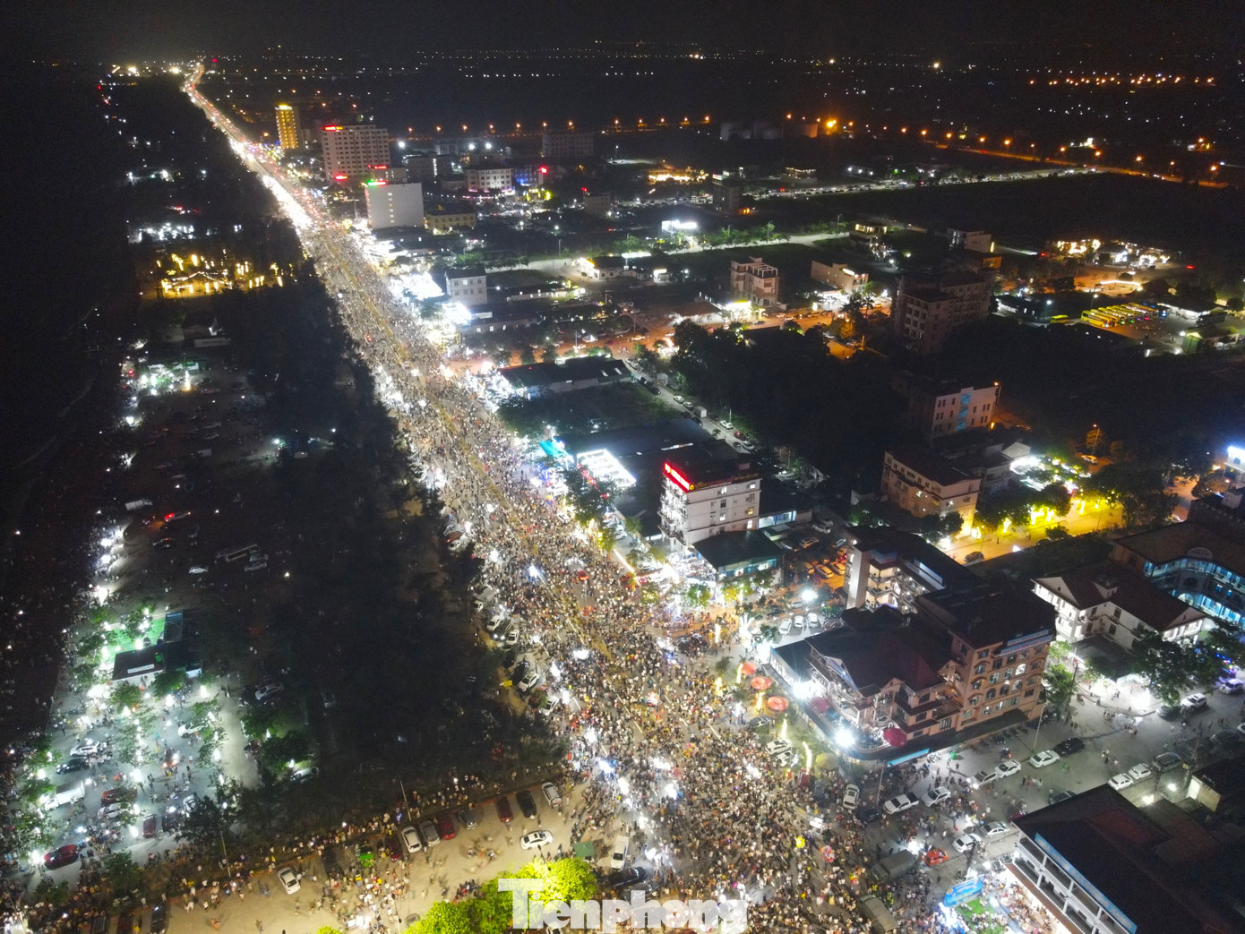 "Phố biển" Cửa Lò rực sáng trong đêm.