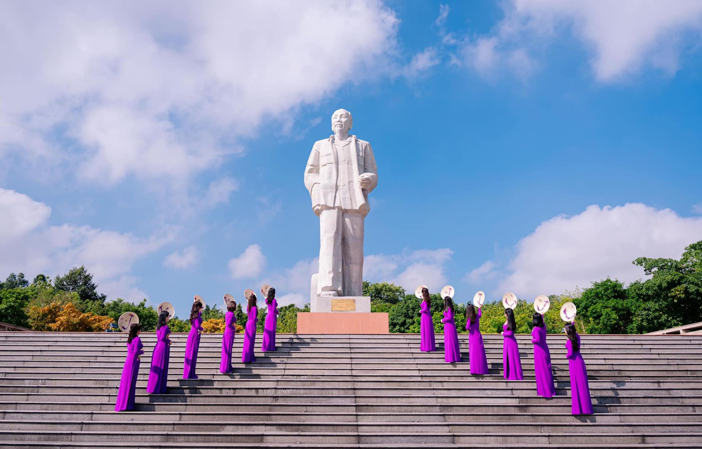 Nữ cán bộ tỉnh Nghệ An và sắc tím với tà áo dài dưới chân tượng đài Bác Hồ ở Quảng trường Hồ Chí Minh (TP. Vinh, Nghệ An).
