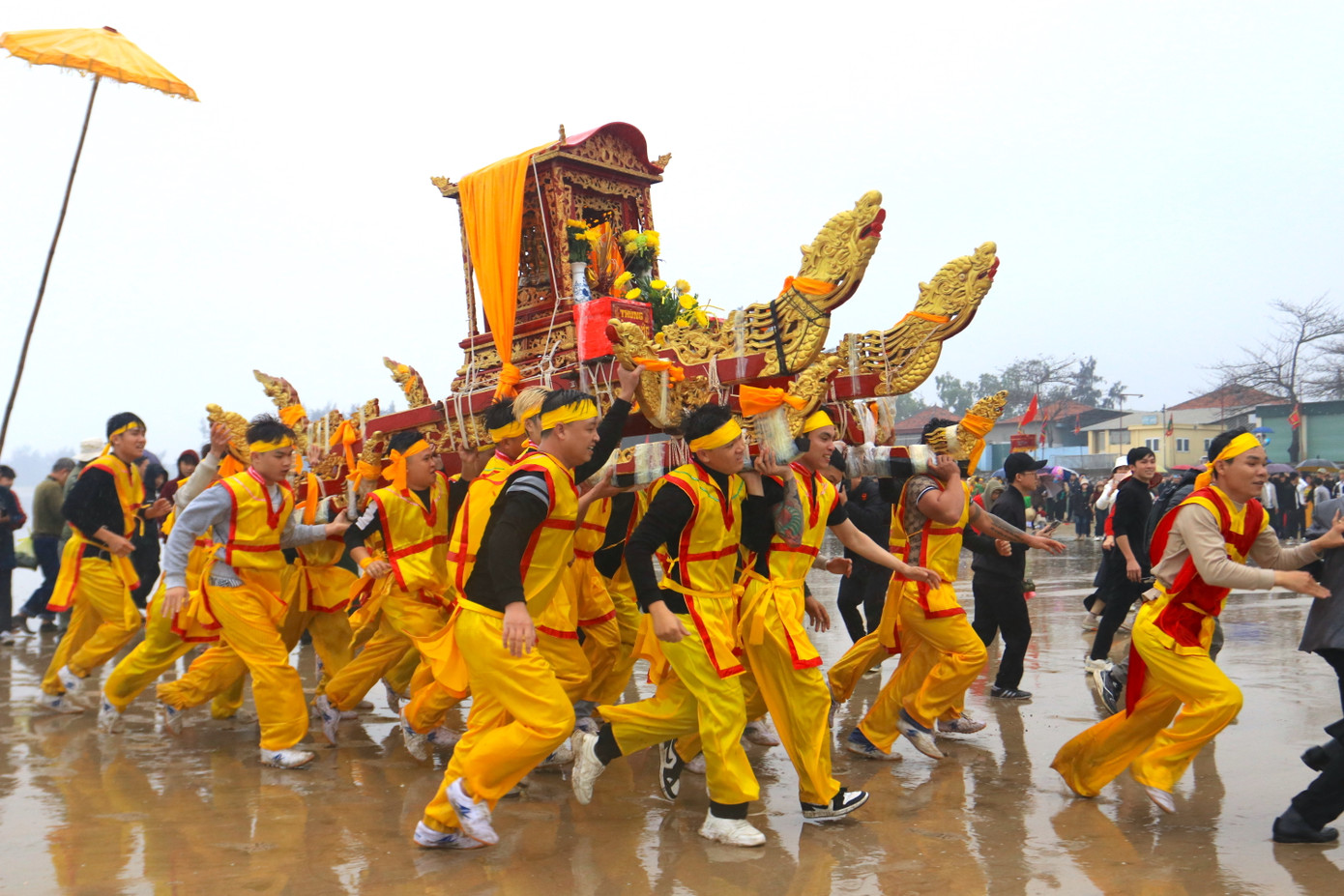 Nghi Lễ Cầu Ngư kết thúc, các đoàn tiếp tục rước kiệu hướng về Đền Cờn ngoài. Trong quá trình đi sẽ diễn ra tục chạy ói, tung kiệu lên không trung. Nghi Lễ Cầu Ngư kết thúc, các đoàn tiếp tục rước kiệu hướng về Đền Cờn ngoài. Trong quá trình đi sẽ diễn ra tục chạy ói, tung kiệu lên không trung.