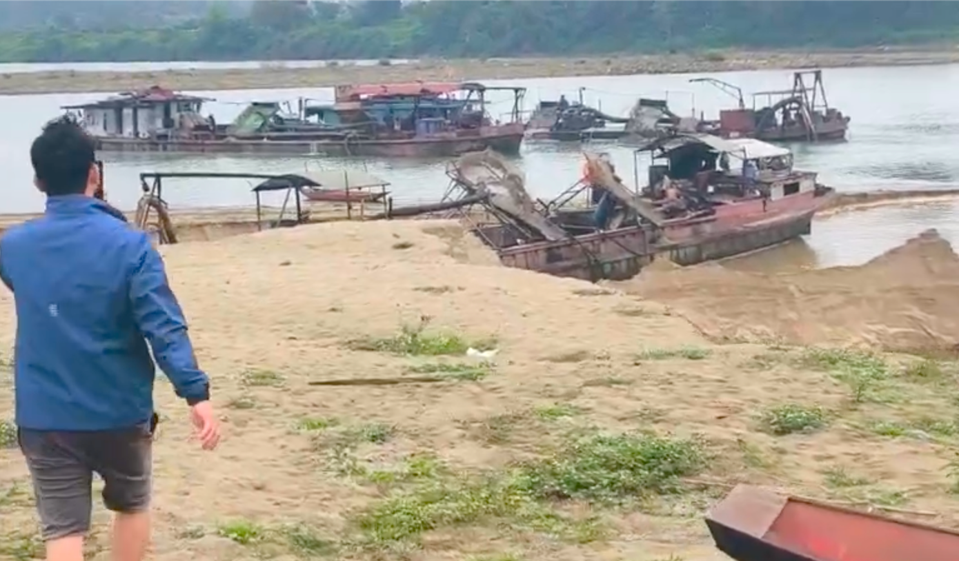 Nhiều thuyền vào sát bờ hút cát khiến người dân địa phương lo lắng. Nhiều thuyền vào sát bờ hút cát khiến người dân địa phương lo lắng.