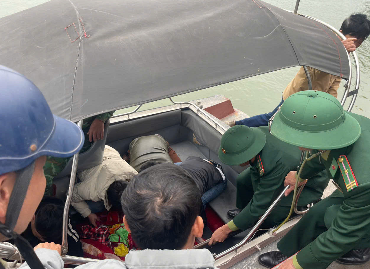 Sau hơn 1h30' di chuyển, lực lượng chức năng tiếp cận phương tiện và sơ cứu ban đầu cho nạn nhân.