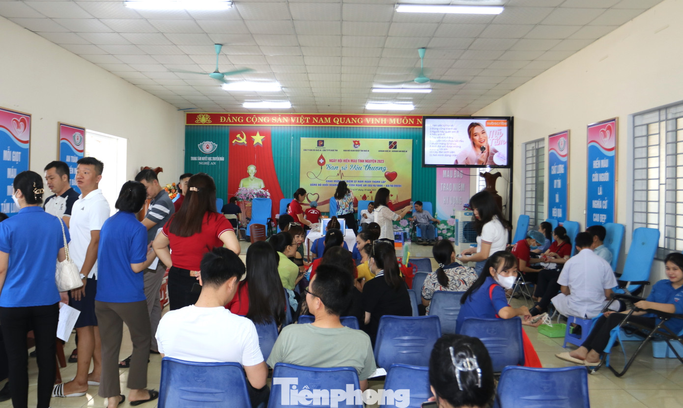 Trong một buổi sáng có hơn 200 đoàn viên thanh niên đến đăng ký tham gia hiến máu. Trong một buổi sáng có hơn 200 đoàn viên thanh niên đến đăng ký tham gia hiến máu.