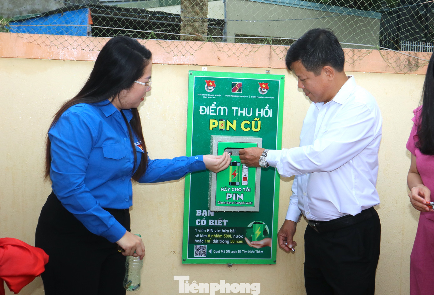 Ngay sau lễ ra mắt, Phó Bí thư Tỉnh Đoàn Nghệ An Nguyễn Thị Phương Thúy và anh Trần Quang Hoà - Phó Bí thư thường trực Đảng ủy khối Doanh nghiệp tỉnh Nghệ An đã bỏ vào thùng những viên pin cũ đã qua sử dụng để tuyên truyền mọi người thực hiện theo.