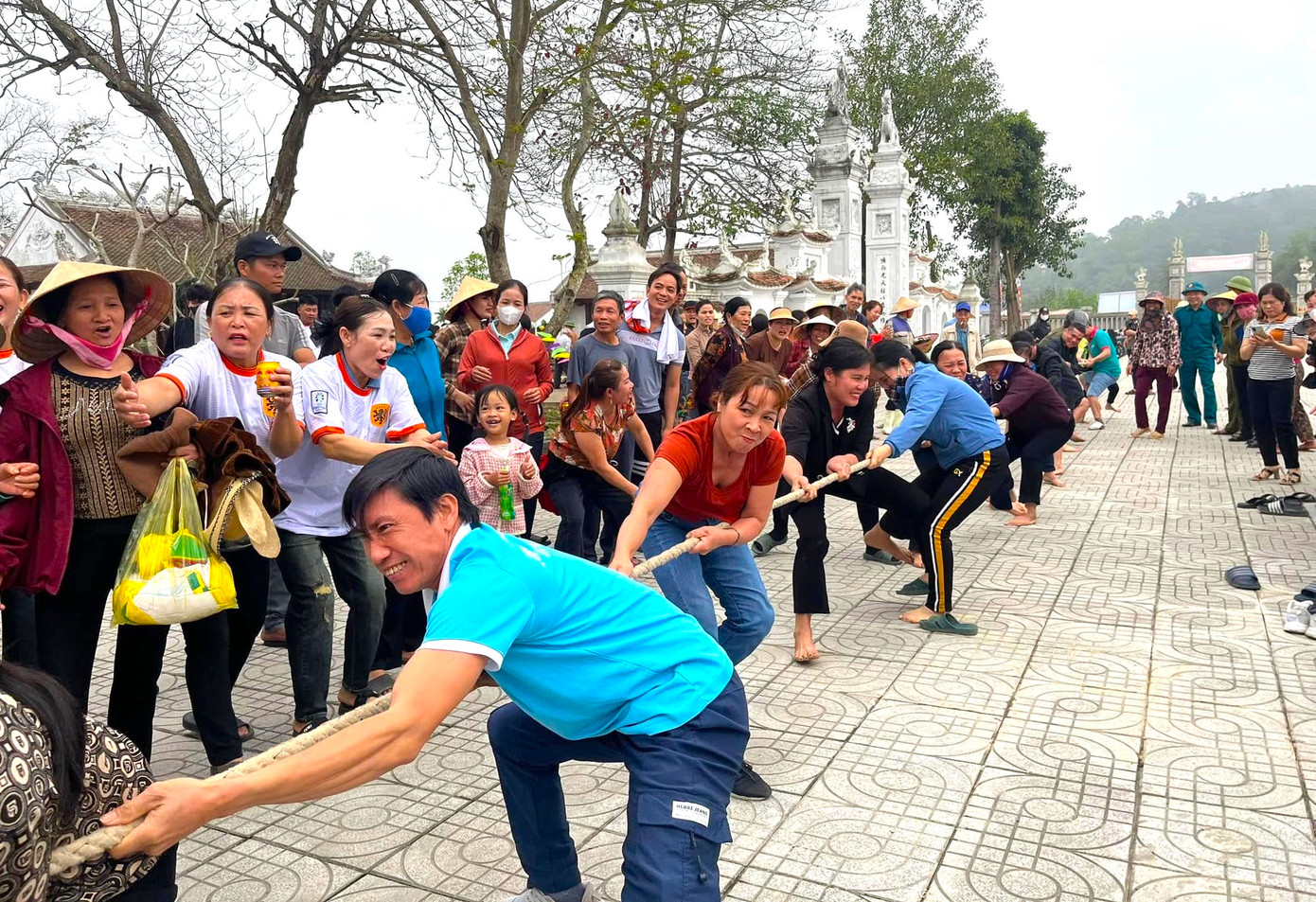 Ngoài phần lễ độc đáo, lễ hội còn có phần hội với nhiều trò chơi dân gian hấp dẫn, thu hút hàng nghìn du khách thập phương và người dân về tham dự.