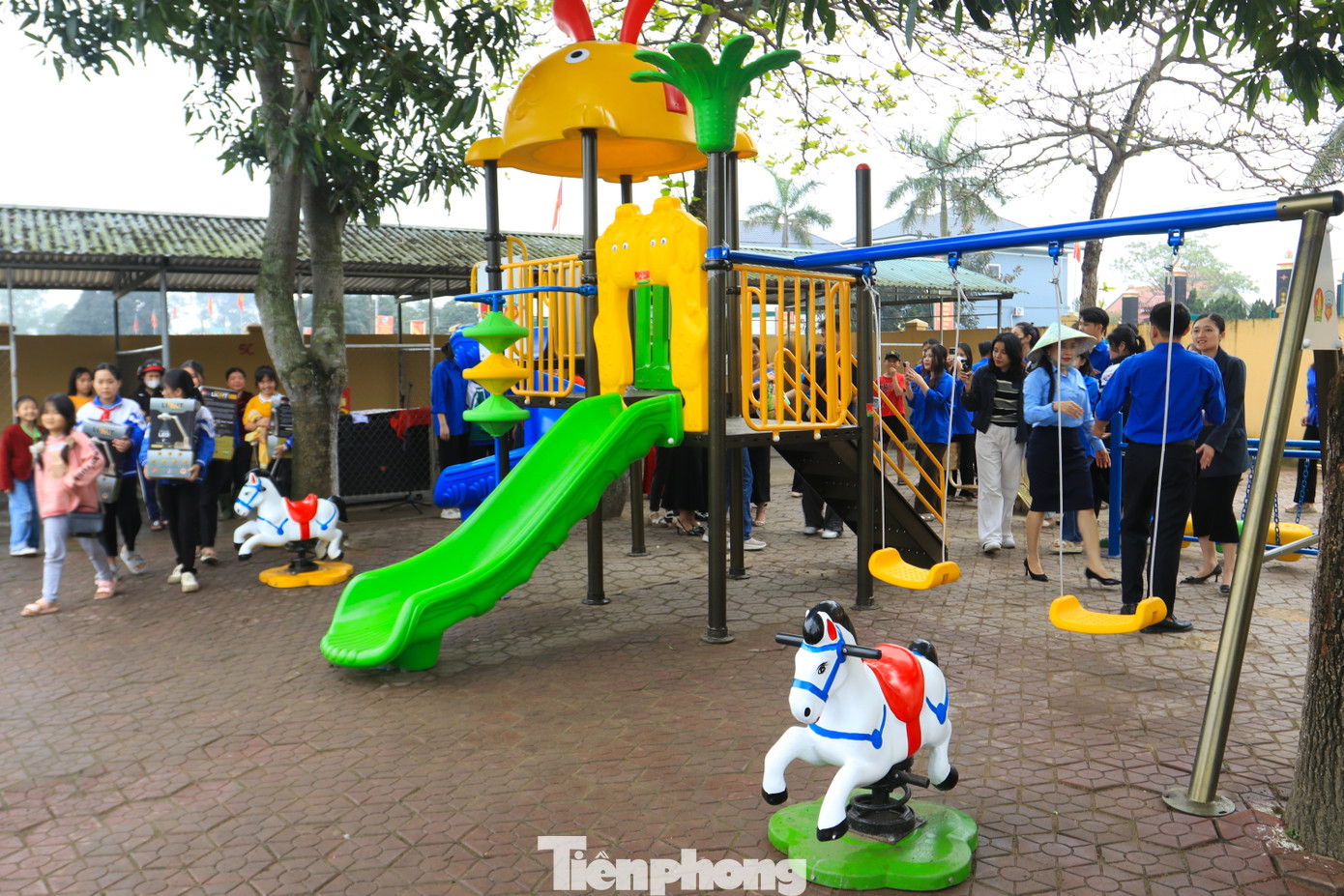 Đây là công trình tâm huyết của Hội đồng Đội T.Ư phối hợp với Công ty giải trí Sen Vàng, tổ chức Giọt nắng (Sunbeams) và Hoa hậu Nguyễn Thúc Thuỳ Tiên phối hợp triển khai. Khu vui chơi sẽ giúp các em học sinh giải trí sau những giờ học ở trường.