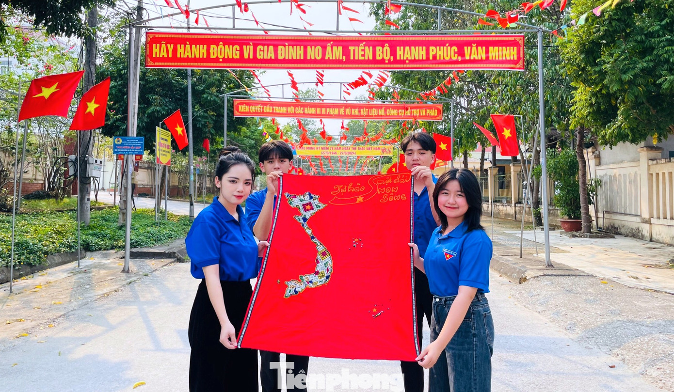 Anh Lữ Xuân Hà - Bí thư Huyện Đoàn Tương Dương cho biết, bám sát chương trình hành động số 68 của Tỉnh ủy Nghệ An về thực hiện Nghị quyết 39 của Bộ Chính trị, thời gian qua Ban Thường vụ Huyện Đoàn đã chỉ đạo 28 cơ sở Đoàn triển khai nhiều công trình phần việc như: Xây dựng đường giao thông nông thôn; cải tạo cảnh quan vệ sinh môi trường; xây dựng đường cờ thanh niên; sân chơi thiếu nhi; tặng bản đồ cờ tổ quốc cho bà con đồng bào người dân tộc Ơ Đu.