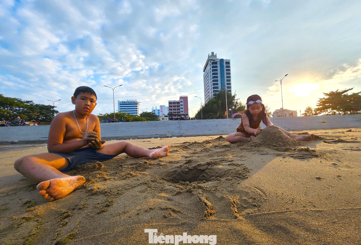 Những em nhỏ say mê chơi đùa với cát biển Cửa Lò.
