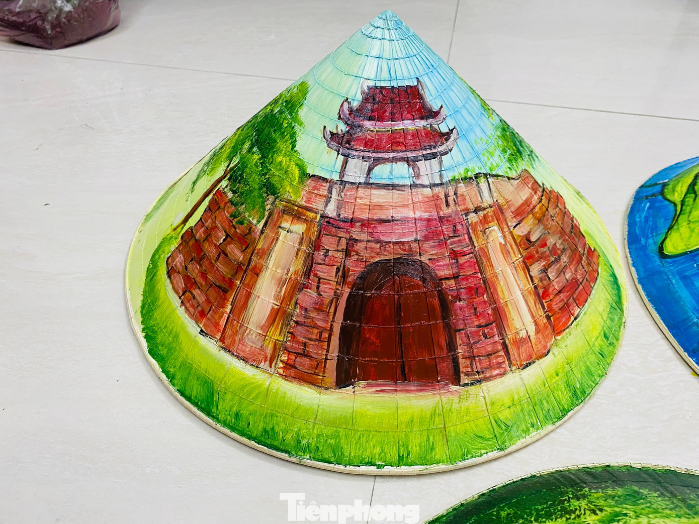 Những chiếc nón lá truyền thống được tô vẽ lên các địa danh, phong cảnh càng thêm đẹp và ấn tượng.