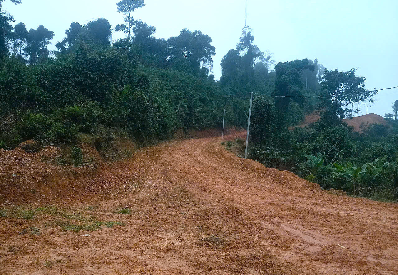 Không để học sinh ở nhà lâu, các giáo viên Trường Phổ thông dân tộc bán trú Tiểu học và THCS Bảo Thắng đã vượt núi băng rừng vào tận bản, đến từng hộ gia đình để vận động học sinh quay lại trường.
