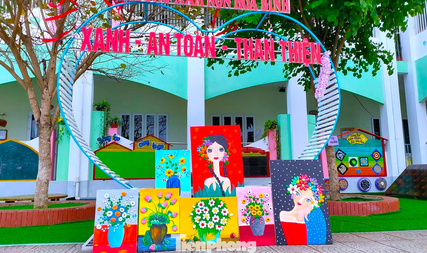 Hai tuần qua, các giáo viên trường mầm non Hòa Bình (thị trấn Thạch Giám, huyện Tương Dương, Nghệ An) đã miệt mài ngày đêm sáng tạo ra những bức tranh vẽ để bán gây quỹ từ thiện. Điều đặc biệt, những bức tranh này không chỉ vẽ đơn thuần từ màu mà còn có sự kết hợp đặc biệt của những viên đá cuội.