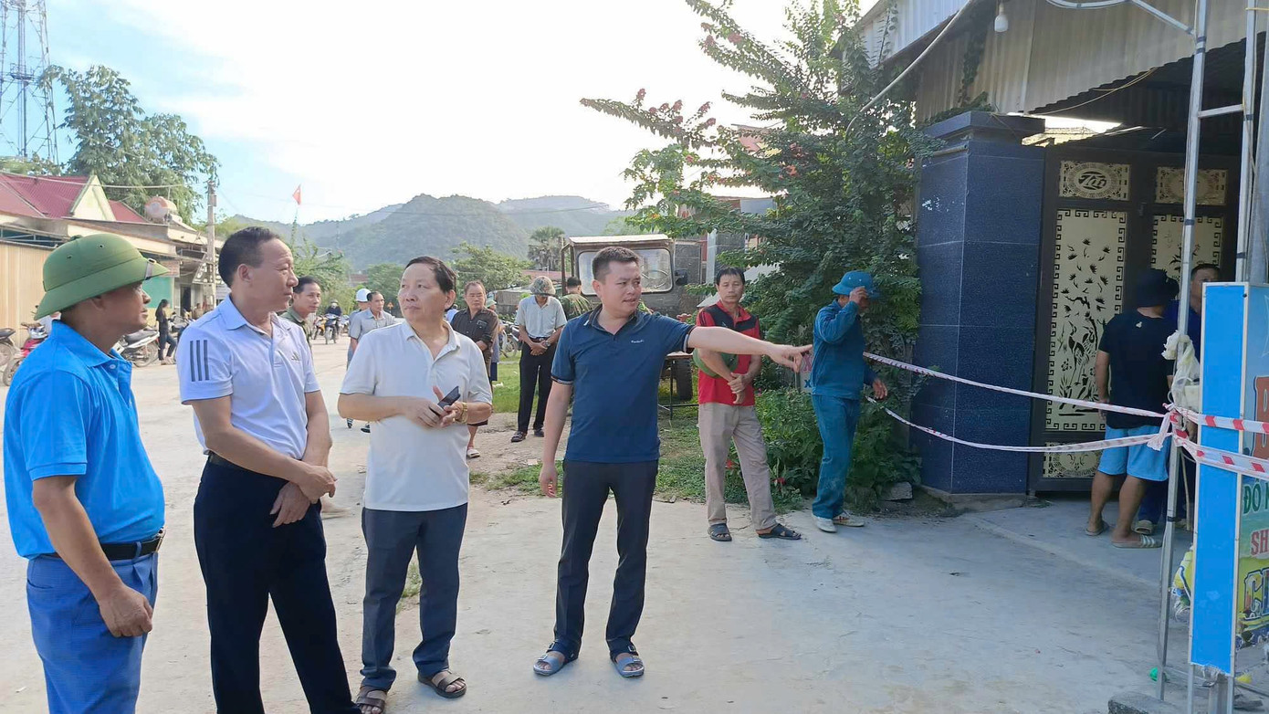 Đoàn công tác của huyện Quỳ Hợp đến kiểm tra hiện trường vụ việc. Đoàn công tác của huyện Quỳ Hợp đến kiểm tra hiện trường vụ việc.