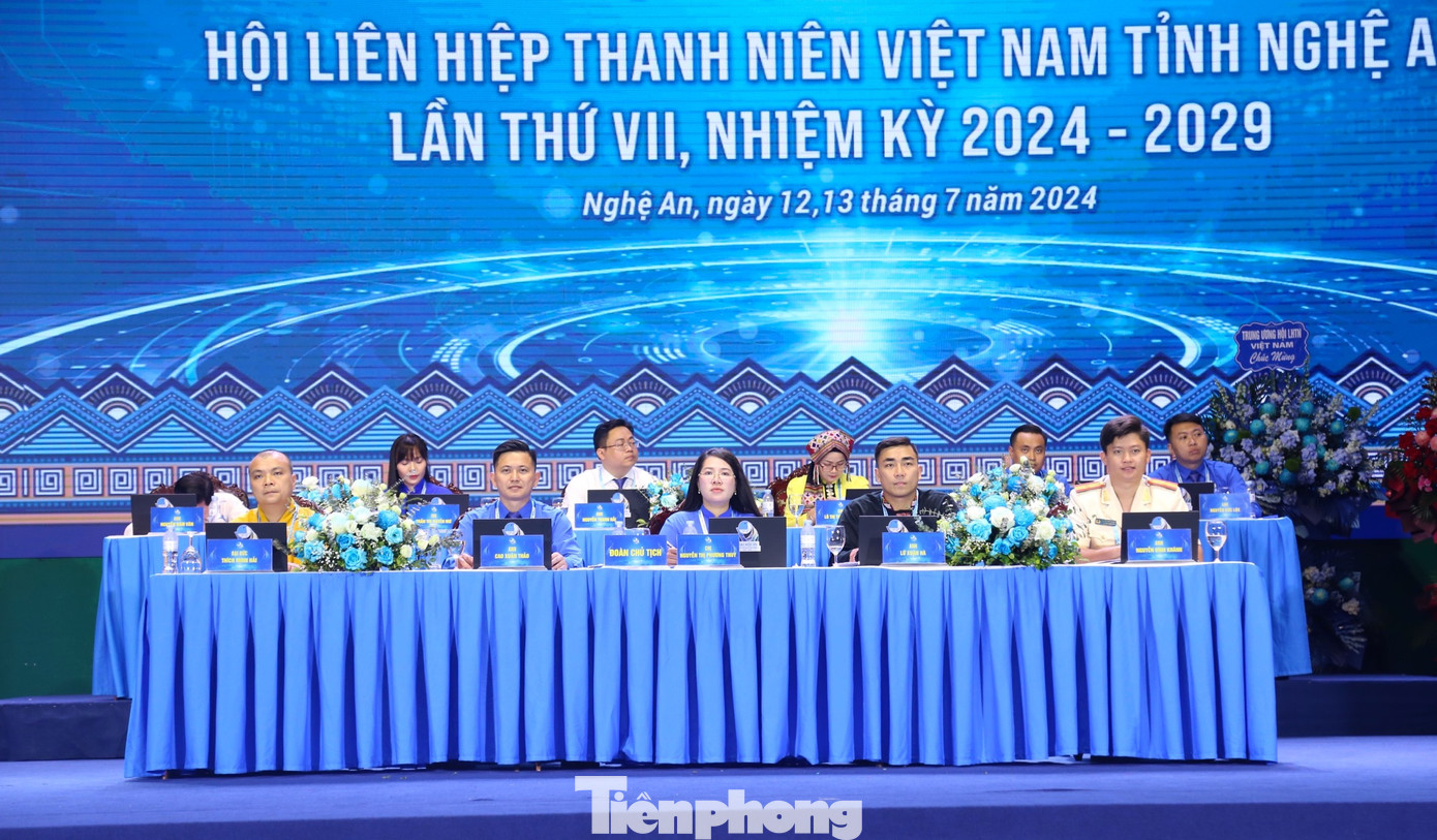 Đoàn Chủ tịch điều hành Đại hội.