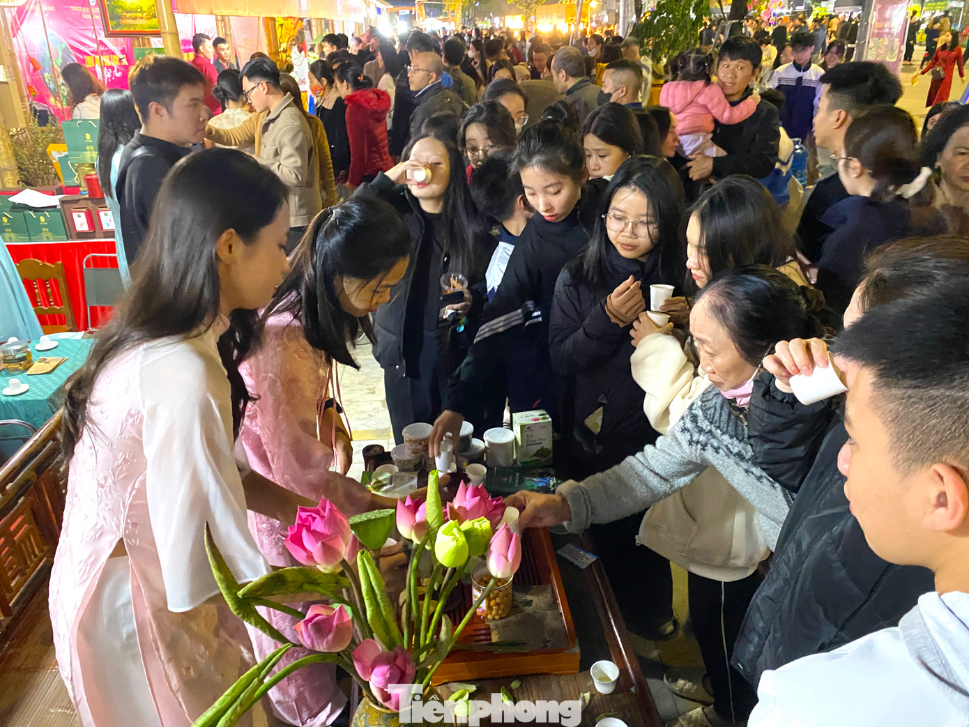 Du khách được thưởng thức những tách trà sen đặc sắc do các nghệ nhân tự tay pha chế.